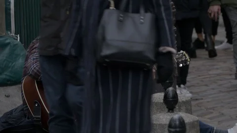 Two guys playing the guitars 스톡 동영상 87344727