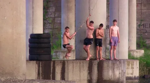 Two guys at the same time bungee jump in the water Stockbeeldmateriaal 52180178