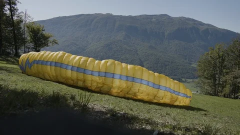 Two guys taking of from the green hill with tandem paraglide on a sunny day 스톡 동영상 120116478