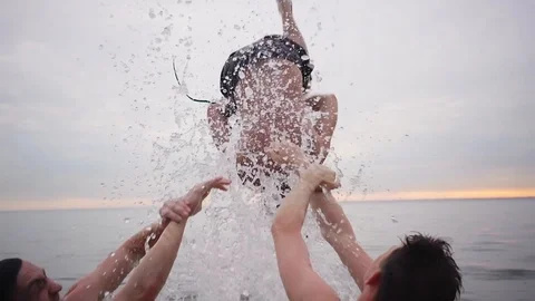 Two guys throw a third over the water and he makes a flip back and dives 스톡 동영상 90811700