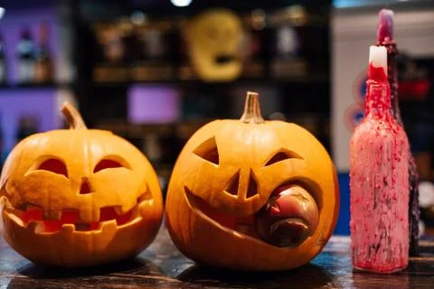 Two Halloween Jack-o'-lantern pumpkins at the autumn Stock-Fotos