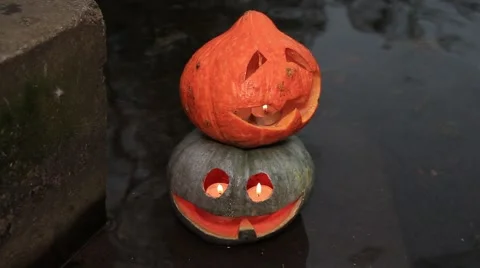 Two halloween pumpkins in the water 動画素材 68747199