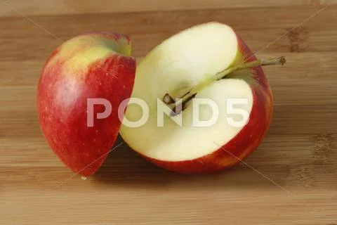 Two halves of an elstar apple (malus) Stock Photos