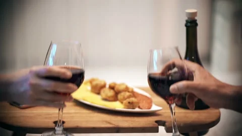 Two hands clink glasses of red wine. concept of love Vidéo 200248845
