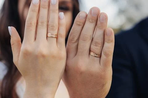 Two hands display rings, symbolizing unity Stockfoto's