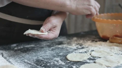 Two hands making meat dumplings. Vídeo Stock 74520189