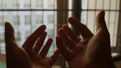 Two hands moving fingers gesturing in air against window Vídeos de archivo 333965108
