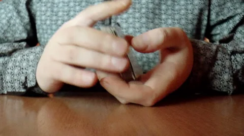 Two hands shuffling a deck of cards Vidéo 43196903
