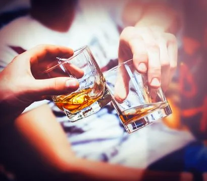 Two hands with whiskey Foto stock