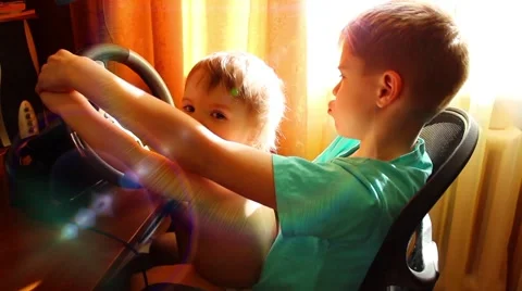 Two happy children playing a computer game Vidéo 62430318