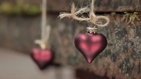 Two hearts hang on a background of rusty metal. Vidéo 48590027