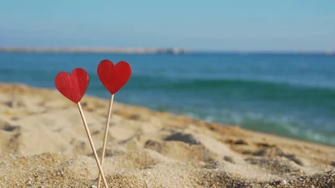Two hearts on a stick on a background of the sea and blue sky. Vídeos de archivo 122246083