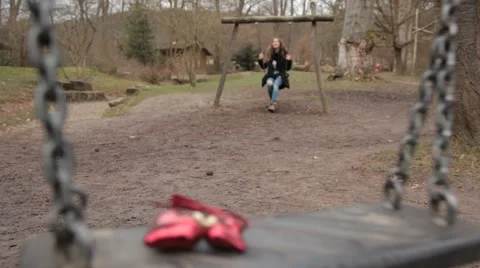 Two hearts swinging on a swing Vidéo 48592407