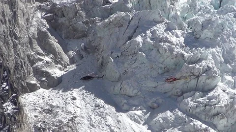 Two helicopters flying to Everest Base Camp Stockbeeldmateriaal 75045541