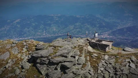 Two hikers reaching the highest peak in Rodnei mountains Vídeo Stock 250332251