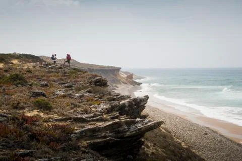 Two hikers stand on cliff Stockfoto's