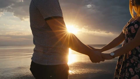 Two holding hands at sunset 動画素材 101546032