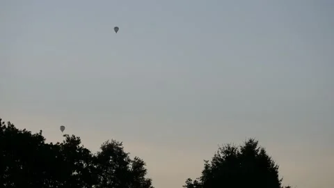 Two hot air balloons in the sky at sunset 库存影片 138035989