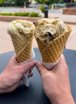 Two Ice Cream Cones Held Up On Warm Day In Springdale Foto stock