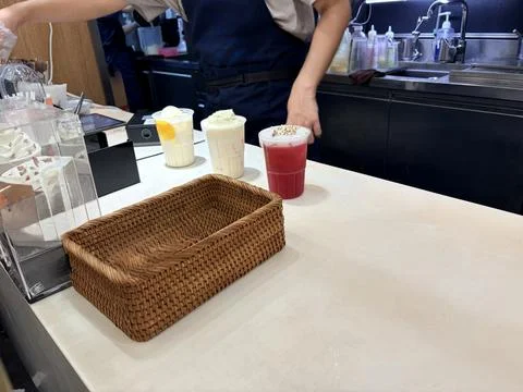 Two iced drinks and a basket on a counter. Fotos de archivo