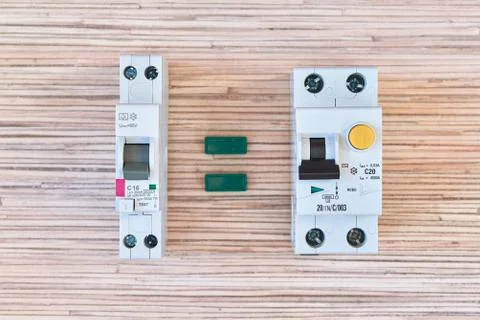Two identical circuit breakers of differential current but different in size. Foto stock