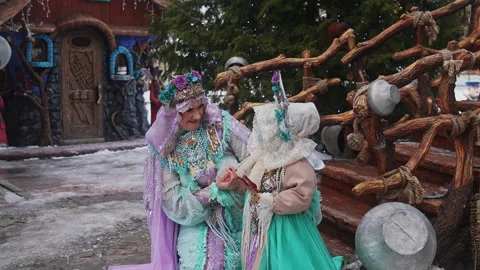 Two individuals posing in snowy background wearing costumes. Vidéo 264005018