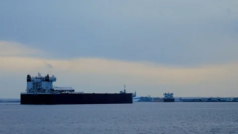 Two Iron Ore Ships in the Duluth Harbor Basin near Lake Superior. Vidéo 107836959