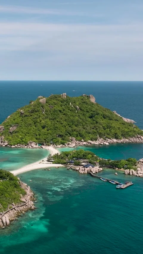 Two islands linked by sandy pathway in blue waters. Ko Nang Yuan, Thailand. Stock Footage 328007281