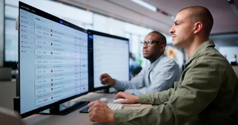 Two IT Service Managers Discuss Incident Management System On Computer. 스톡 사진