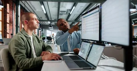 Two IT Service Managers Use Laptops Together Solving Incident Tickets Efficie Foto stock
