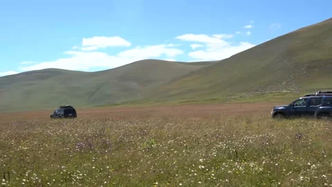 Two jeeps in the mountains 库存影片 137350464