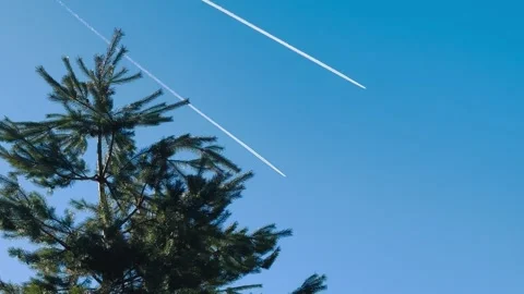 Two Jet Airplanes Leaving Contrails in Blue Sky. 動画素材 330259218