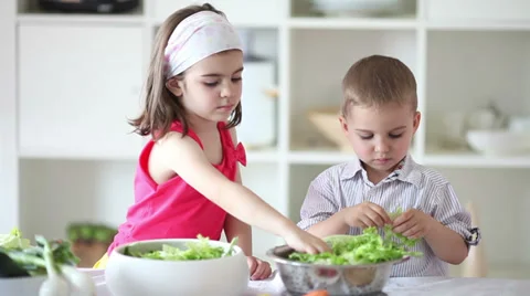 Two kids making salad Stock-Footage 39004558