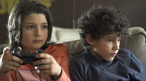 Two kids playing video games. Vidéo 62653712