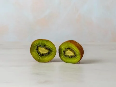 Two kiwis cut in half, light background, green fruit, lots of vitamins, veg.. Stock-Fotos