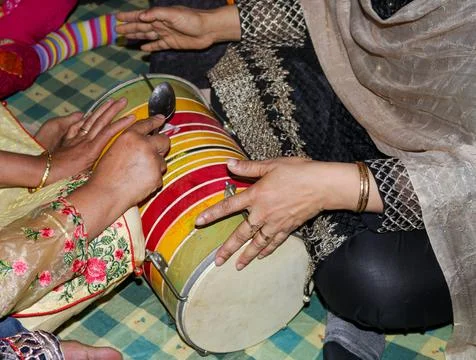 Two ladies playing with Double headed indian drum Foto stock