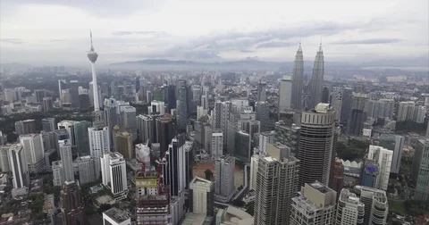 Two Landmark Towers Frame a Crane Dotted Skyline Vidéo 70010433