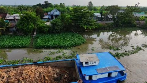 Two large river cargo boats passing each other on a Mekong Delta waterway Vídeos de archivo 336040668