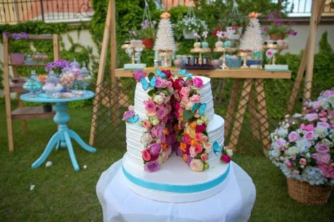 Two-layer cake . Wedding cake decorated with colorfull roses. Celebration par Foto stock