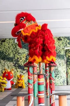 Two lions performing dances on pillars as part of Chinese cultural performance. Foto stock