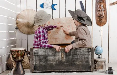 Two little children study map on the wall Foto stock