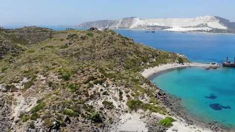Two lonely islands in one frame with boat in bay Vídeo Stock 137560771