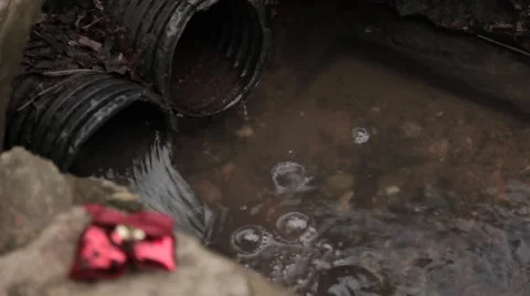 Two lovers are close to the hearts of sewage. The transition from pipe 動画素材 48591168