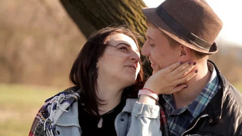 Two lovers spend time together in nature, in a romantic atmosphere 動画素材 89978777