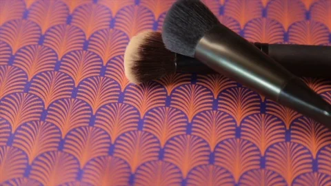 Two makeup brushes, circle rotation Stockbeeldmateriaal 85322114