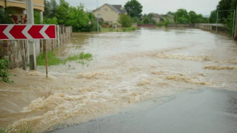 Two male engineers solve the flood problem. Natural disaster major flooding Vidéo 135431020