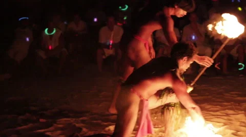 Two male fire dancers begin show, tossing/catching flame, spinning into a ring Vidéo 68100491