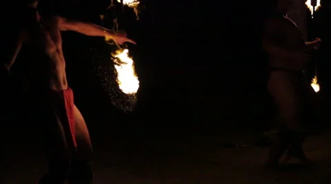 Two male fire dancers create fire rings in tandem Vidéo 68101437