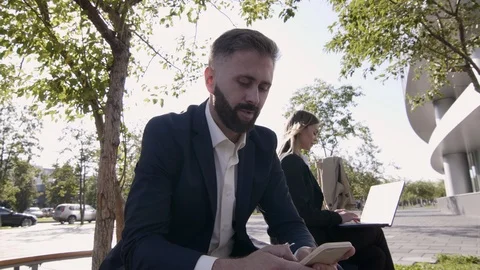 Two managers in business trip Vidéo 120665742