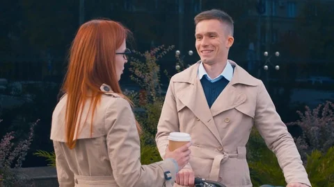 Two managers on coffee-break outside office Видео 112043112